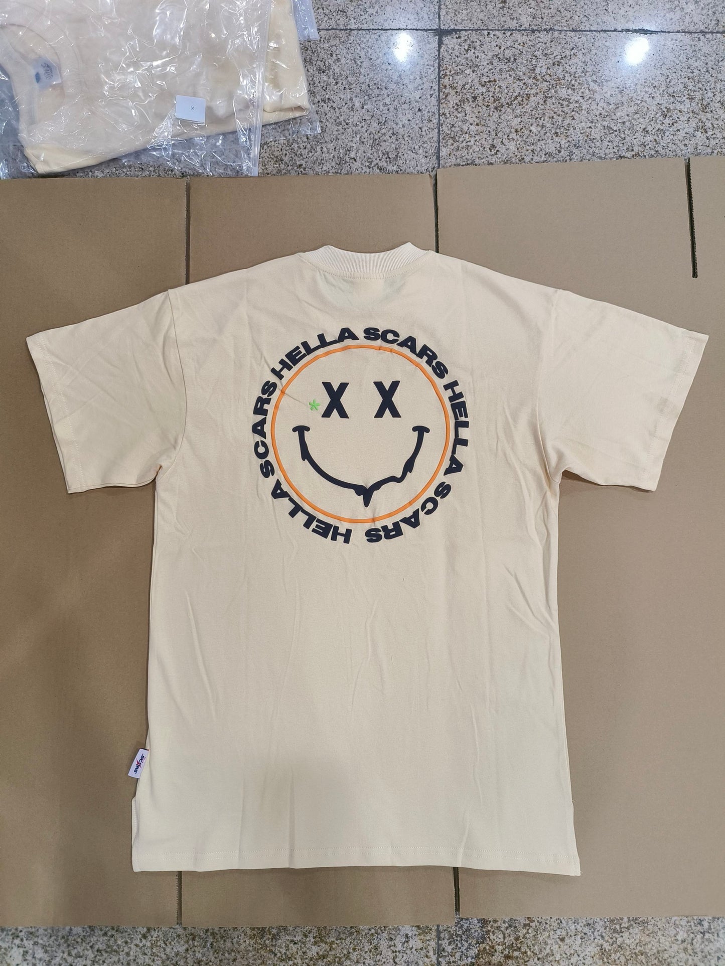 HELLA SCARS CREAM SMILEY TEE